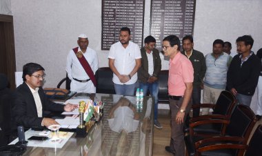 *कलेक्टर ने जनदर्शन में सुनी कर्मचारियों की समस्याएं: निराकरण के दिए निर्देश* 