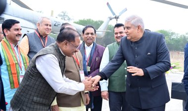 *Breaking:उपराष्ट्रपति पहुंचे बिलासपुर हेलीपैड पर हुआ आत्मीय स्वागत*