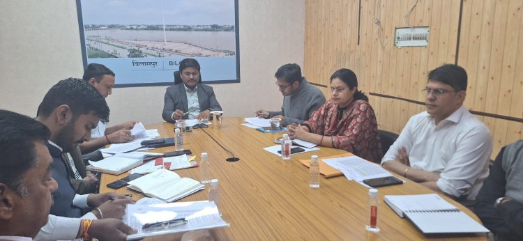 *कलेक्टर ने की धान खरीदी की प्रगति की समीक्षा, जिले मे अब तक 4.67 लाख मीट्रिक टन धान की खरीदी*,उठाव कार्य में तेजी, 50 प्रतिशत हो चुका उठाव,किसानों को 1073 करोड़ रुपए का भुगतान,*गड़बड़ी की आशंका वाले केन्द्रों की हो रही विशेष निगरानी*