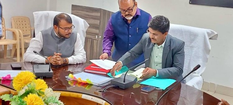 *कलेक्टर ने नगर निगम मे प्रसाशक के तौर पर पदभार किया ग्रहण*