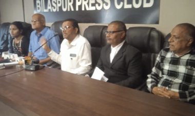 *शासकीय जमीन पर कब्जा करने की कोशिश,शारदा मंदिर समिति और मोहल्ले वासियों ने पत्रकारों को दिखाए दस्तावेज,कहा खुद के कृत्य छुपाने अनर्गल आरोप लगा रहा जायसवाल परिवार*