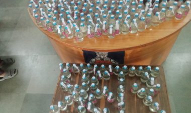 *पंचायत चुनाव में बांटने के लिए घर के आंगन में बड़ी मात्रा में रखा था शराब, आरोपी को पुलिस ने किया गिरफ्तार*