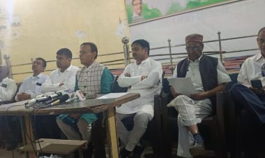 *Breaking : कांग्रेस नेता त्रिलोक श्रीवास पार्टी से 6 साल के लिए निष्कासित, जिला अध्यक्ष विजय केसरवानी ने प्रेस कॉन्फ्रेंस कर दी जानकारी*