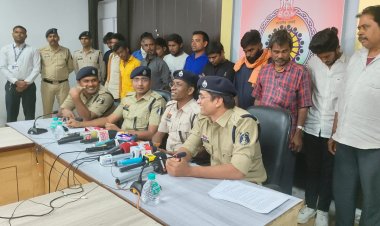 *साइबर फ्राड करने वालो पर पुलिस का बड़ा एक्शन,कोटक, एक्सिस बैंक के कर्मचारी सहित 19 गिरफ्तार, करोड़ो रूपये का अवैध ट्राजेक्शन , 97 लाख रूपये फ्रिज*