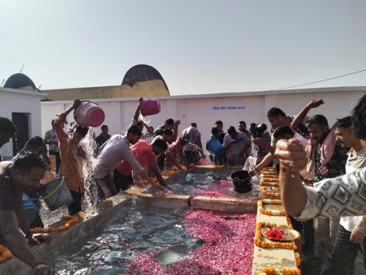 *उप मुख्यमंत्री विजय शर्मा के पहल पर प्रदेश के सभी जेलों में कैदियों को कराया गया गंगा जल स्नान*