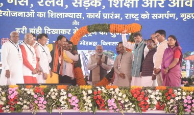 *बिलासपुर में प्रधानमंत्री नरेन्द्र मोदी ने 33,700 करोड़ रुपये से अधिक के विकास कार्यों का किया शिलान्यास और उद्घाटन! प्रधानमंत्री मोदी ने कहा आज नवरात्र और नव वर्ष के पावन अवसर पर छत्तीसगढ़ के तीन लाख गरीब परिवार अपने नए घर में प्रवेश कर रहे हैं*