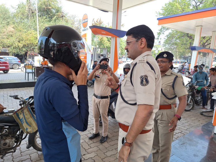 एसपी रजनेश सिंह ने पुलिस पेट्रोल पंप के कर्मचारियों को किया हेलमेट का वितरण*,पुलिस अधीक्षक की अपील बिना हेलमेट पेट्रोल नहीं दे पंप संचालक