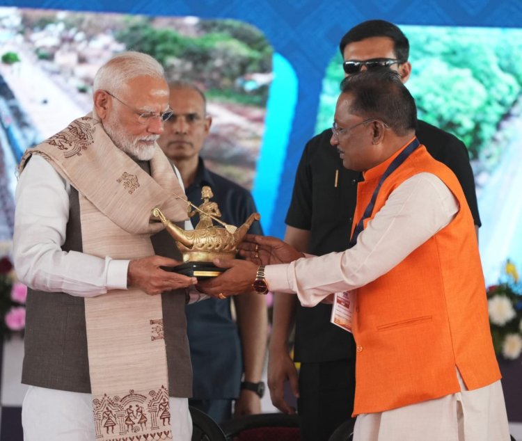 *मुख्यमंत्री विष्णुदेव साय ने प्रधानमंत्री  नरेंद्र मोदी को छत्तीसगढ़ की सांस्कृतिक पहचान और महिला सशक्तिकरण का प्रतीक किया भेंट!  बिलासा देवी केवट का मोमेंटो*