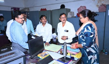 *रिकार्ड अपडेट नहीं रखने पर खाद्य विभाग के क्लर्क को नोटिस:  कमिश्नर कावरे ने किया जिला कलेक्ट्रेट और जिला हॉस्पिटल का निरीक्षण,एक सप्ताह में तमाम रिकार्ड एवं पंजी अपडेट करने निर्देश*