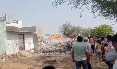 *बिरकोना में 23 कब्ज़ाधारियों के मकान में चला बुलडोजर, 10 एकड़ सरकारी जमीन पर किया गया था अवैध निर्माण*