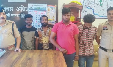 *बीच सड़क पर केक काट रहे युवकों को पुलिस ने पकड़ा,की गई प्रतिबंधात्मक  कार्रवाई*