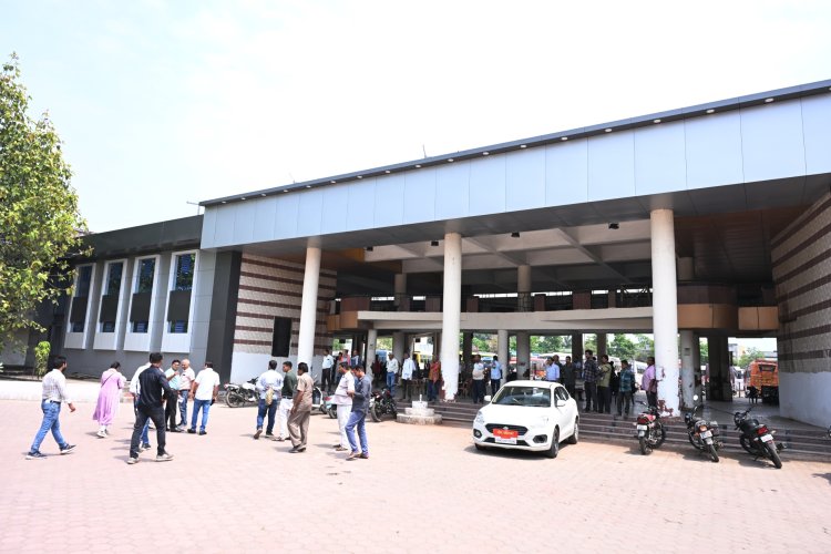 *कलेक्टर ने अस्पताल, बस स्टैण्ड एवं महिला आजीविका केन्द्र का किया निरीक्षण,बस स्टैण्ड में 15 मई तक यात्री सुविधाओं के सभी काम पूर्ण करने दिए निर्देश*