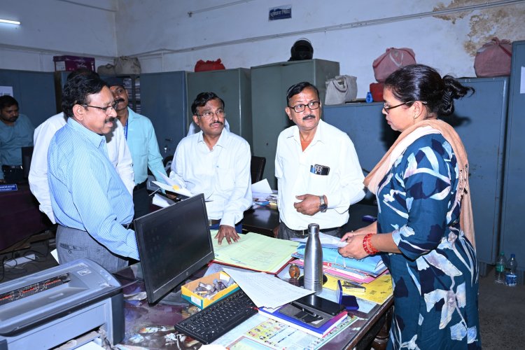 *रिकार्ड अपडेट नहीं रखने पर खाद्य विभाग के क्लर्क को नोटिस:  कमिश्नर कावरे ने किया जिला कलेक्ट्रेट और जिला हॉस्पिटल का निरीक्षण,एक सप्ताह में तमाम रिकार्ड एवं पंजी अपडेट करने निर्देश*
