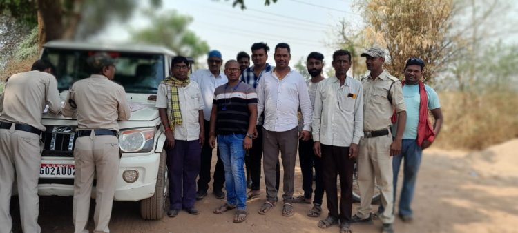 *बरसात के पहले रोड किनारे रेत को डंप कर रखा, ग्रामीणों ने कलेक्टर से की शिकायत,70 ट्रैक्टर अवैध रेत जप्त*