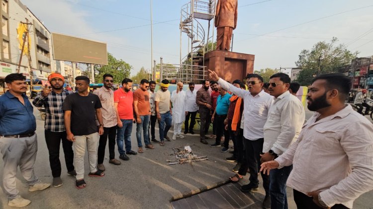 *देश विरोधी बयान: नरेश टिकैत पर मुकदमा दर्ज करने भाजपा किसान मोर्चा का ज्ञापन, फूंका पुतला*