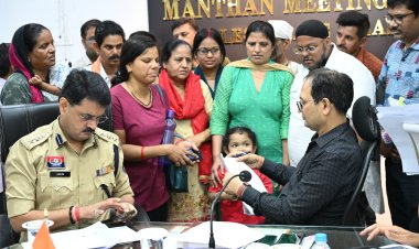 *कलेक्टर ने जनदर्शन में सुनी लोगों की समस्याएं, निराकरण के दिए निर्देश*