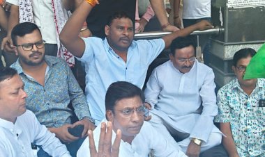 पंकज शर्मा के नेतृत्व में सैकड़ो की संख्या में कार्यकर्ताओं ने बिजली विभाग में अव्यवस्थाओं को लेकर मुख्य अभियंता कार्यालय का घेराव किया