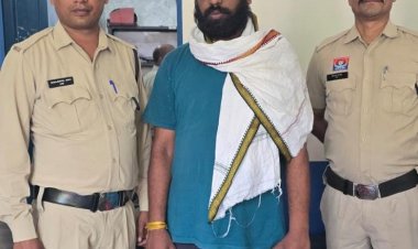 *शेयर ट्रेडिंग में पैसे कमाने का झांसा देकर धोखाधडी करने वाले फरार आरोपी को पुलिस ने इंदौर से किया गिरफ्तार*