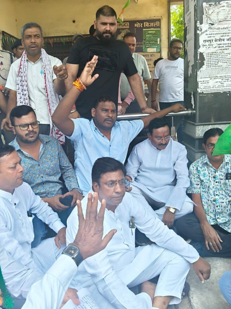 पंकज शर्मा के नेतृत्व में सैकड़ो की संख्या में कार्यकर्ताओं ने बिजली विभाग में अव्यवस्थाओं को लेकर मुख्य अभियंता कार्यालय का घेराव किया