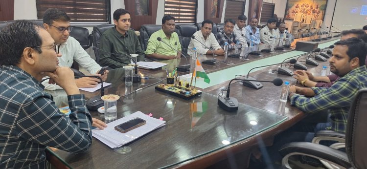 *कलेक्टर ने ली बोर खनन ठेकेदारों की बैठक,अंधाधुंध भूजल के उपयोग पर जताई चिंता,सभी एसडीएम को प्रतिबंध का कड़ाई से पालन कराने के निर्देश*