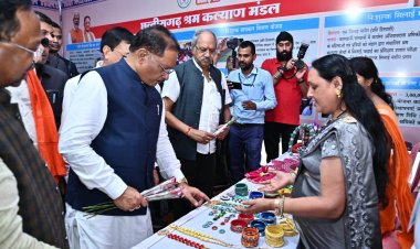 मुख्यमंत्री श्री साय ने किया श्रम विभाग द्वारा आयोजित प्रदर्शनी का अवलोकन