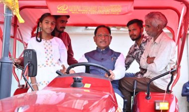 मुख्यमंत्री श्री विष्णु देव साय ने जीएसटी बचत उत्सव के बीच ट्रैक्टर शोरूम पहुंचकर किसानों से किया आत्मीय संवाद