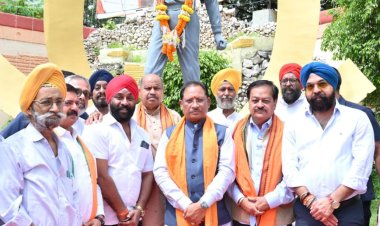 मुख्यमंत्री श्री विष्णु देव साय ने अमर शहीद भगत सिंह की प्रतिमा पर माल्यार्पण कर किया नमन