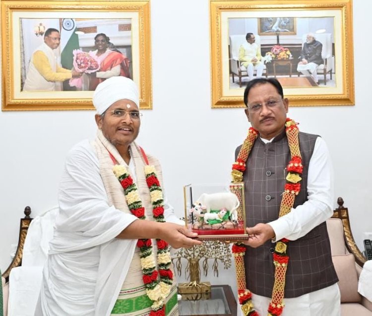 मुख्यमंत्री से पूज्य संत श्री असंग देव जी ने की सौजन्य भेंट