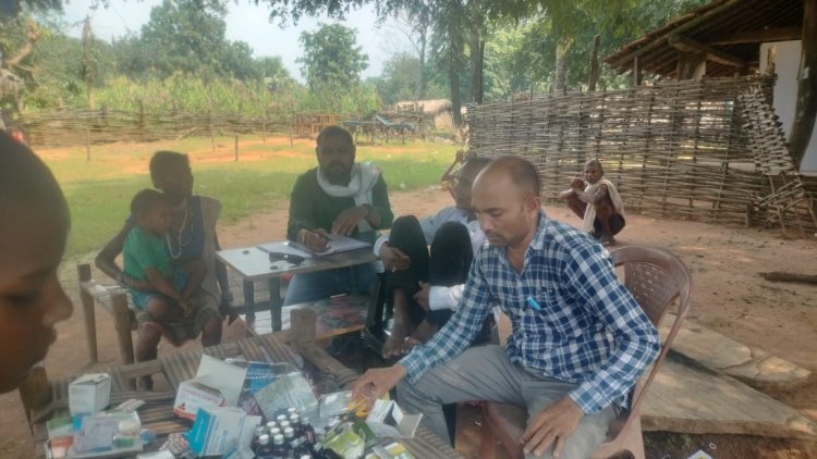 इंद्रावती नदी में स्वयं नाव चलाकर गाँव पहुँचे स्वास्थ्य विभाग के कर्मचारी