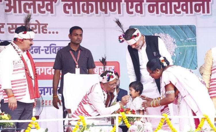 मुख्यमंत्री श्री विष्णुदेव साय का आत्मीय और वात्सल्यपूर्ण व्यवहार : नन्ही बच्ची भूमिका बघेल को दुलारते हुए खिलाया महुआ लड्डू