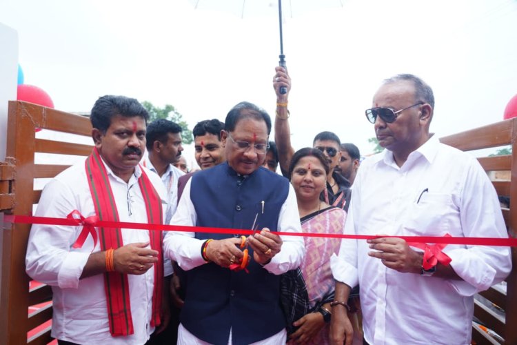 मुख्यमंत्री ने धमतरी के करेली बड़ी से 51 महतारी सदनों का किया लोकार्पण