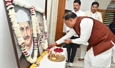 मुख्यमंत्री श्री साय ने राष्ट्रपिता महात्मा गांधी और पूर्व प्रधानमंत्री श्री लाल बहादुर शास्त्री को उनकी जयंती पर किया नमन