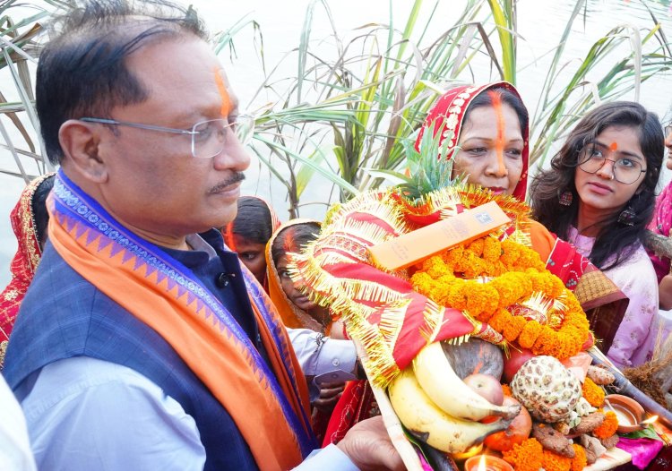 मुख्यमंत्री श्री साय ने कुनकुरी छठ घाट में सूर्य को दिया अर्घ्य:प्रदेश के सुख, समृद्धि और खुशहाली की कामना की