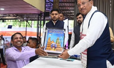 जनदर्शन में अद्भुत दृश्य—भिलाई के अंकुश देवांगन ने मुख्यमंत्री को भेंट की संगमरमर पर बनी प्रधानमंत्री  नरेंद्र मोदी की सूक्ष्म प्रतिमा