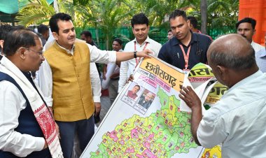 पेंटर शिवकुमार निराला ने मुख्यमंत्री श्री विष्णु देव साय को भेंट किया विशिष्ट ‘राजनीतिक मानचित्र’