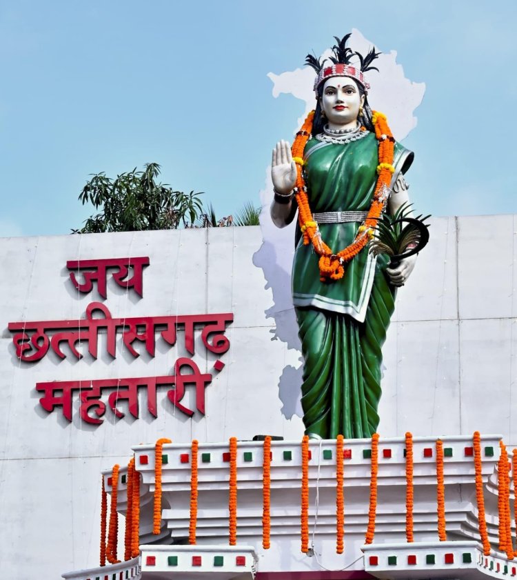 मुख्यमंत्री ने छत्तीसगढ़ महतारी की प्रतिमा पर माल्यार्पण कर उन्हें नमन किया