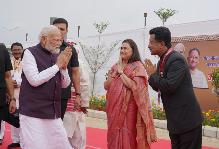 प्रधानमंत्री श्री नरेंद्र मोदी ने राज्योत्सव स्थल पर विभिन्न विभागों द्वारा आयोजित प्रदर्शनी का किया शुभारंभ