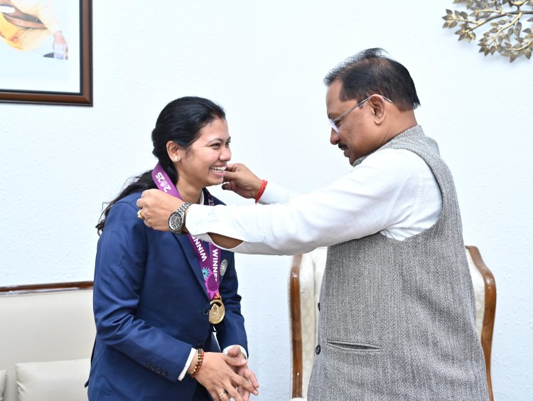 वर्ल्ड कप विजेता भारतीय महिला क्रिकेट टीम की फिजियोथेरेपिस्ट आकांक्षा सत्यवंशी ने मुख्यमंत्री से की मुलाकात