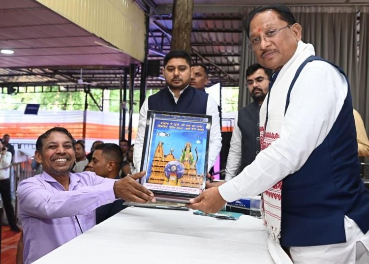 जनदर्शन में अद्भुत दृश्य—भिलाई के अंकुश देवांगन ने मुख्यमंत्री को भेंट की संगमरमर पर बनी प्रधानमंत्री  नरेंद्र मोदी की सूक्ष्म प्रतिमा