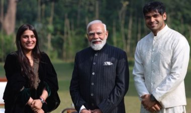 नीरज चोपड़ा ने प्रधानमंत्री नरेंद्र मोदी से की मुलाकात, पत्नी हिमानी मोर भी रहीं मौजूद