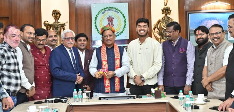 *मुख्यमंत्री श्री विष्णुदेव साय से राजस्थान के अंतर्राज्यीय अध्ययन भ्रमण से लौटे पत्रकारों के दल ने की सौजन्य मुलाकात*