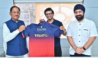 *छत्तीसगढ़ में आईपीएल की तैयारी: मुख्यमंत्री श्री साय को आरसीबी का जर्सी भेंट* 