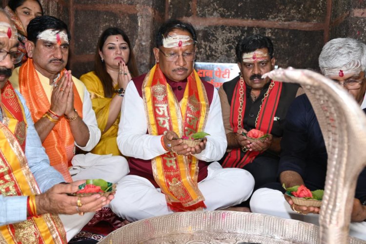 *नववर्ष पर मुख्यमंत्री श्री विष्णुदेव साय व केंद्रीय पर्यटन मंत्री ने भोरमदेव मंदिर में की पूजा-अर्चना*